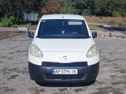 Белый Пежо Partner, объемом двигателя 1.6 л и пробегом 350 тыс. км за 6000 $, фото 1 на Automoto.ua
