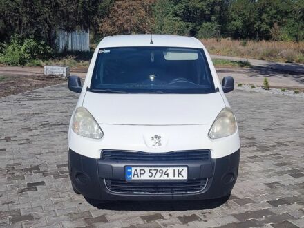 Белый Пежо Partner, объемом двигателя 1.6 л и пробегом 380 тыс. км за 4900 $, фото 1 на Automoto.ua
