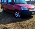 Красный Пежо Partner, объемом двигателя 2 л и пробегом 220 тыс. км за 3750 $, фото 1 на Automoto.ua