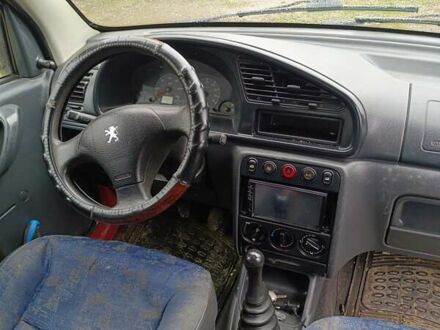 Червоний Пежо Partner, об'ємом двигуна 2 л та пробігом 248 тис. км за 2883 $, фото 1 на Automoto.ua