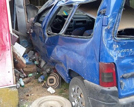 Синий Пежо Partner, объемом двигателя 2 л и пробегом 400 тыс. км за 600 $, фото 1 на Automoto.ua