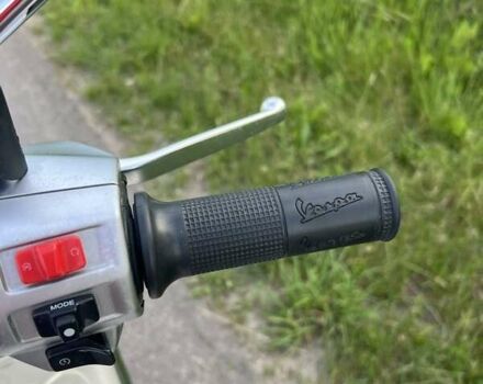 Білий Піаджо Vespa, об'ємом двигуна 0.12 л та пробігом 5 тис. км за 3200 $, фото 6 на Automoto.ua