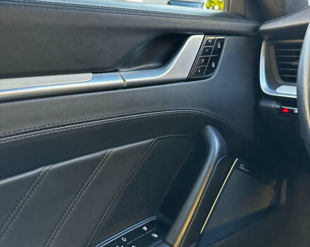 Белый Порше 911, объемом двигателя 3.75 л и пробегом 50 тыс. км за 350000 $, фото 17 на Automoto.ua