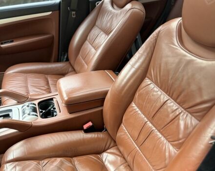 Черный Порше Каен Турбо, объемом двигателя 4.8 л и пробегом 302 тыс. км за 8500 $, фото 9 на Automoto.ua