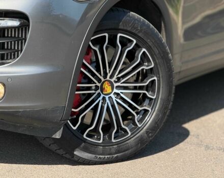 Серый Порше Каен Турбо, объемом двигателя 4.8 л и пробегом 225 тыс. км за 14200 $, фото 4 на Automoto.ua