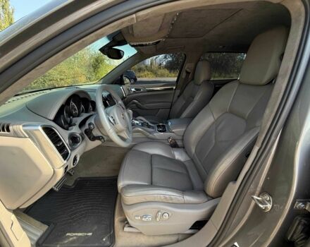 Серый Порше Каен Турбо, объемом двигателя 4.8 л и пробегом 225 тыс. км за 14200 $, фото 10 на Automoto.ua