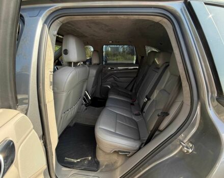 Серый Порше Каен Турбо, объемом двигателя 4.8 л и пробегом 225 тыс. км за 14200 $, фото 11 на Automoto.ua