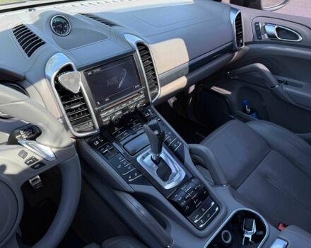 Серый Порше Каен Турбо, объемом двигателя 4.8 л и пробегом 225 тыс. км за 14200 $, фото 16 на Automoto.ua