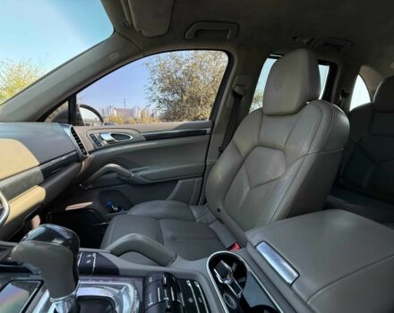 Серый Порше Каен Турбо, объемом двигателя 4.8 л и пробегом 225 тыс. км за 14200 $, фото 22 на Automoto.ua