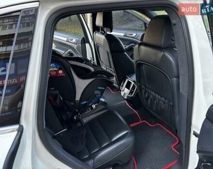 Білий Порше Cayenne, об'ємом двигуна 4.81 л та пробігом 161 тис. км за 16000 $, фото 7 на Automoto.ua