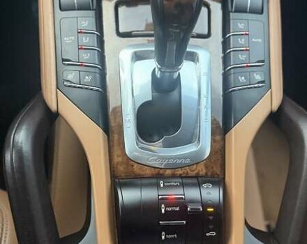 Білий Порше Cayenne, об'ємом двигуна 3 л та пробігом 229 тис. км за 19500 $, фото 10 на Automoto.ua