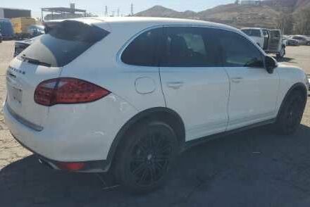 Белый Порше Каен, объемом двигателя 4.8 л и пробегом 195 тыс. км за 6855 $, фото 2 на Automoto.ua