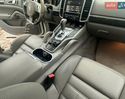 Білий Порше Cayenne, об'ємом двигуна 4.81 л та пробігом 194 тис. км за 21700 $, фото 15 на Automoto.ua