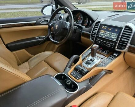 Білий Порше Cayenne, об'ємом двигуна 3 л та пробігом 225 тис. км за 16200 $, фото 35 на Automoto.ua