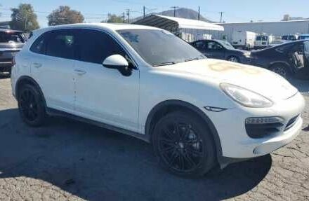 Белый Порше Каен, объемом двигателя 4.8 л и пробегом 195 тыс. км за 6855 $, фото 3 на Automoto.ua