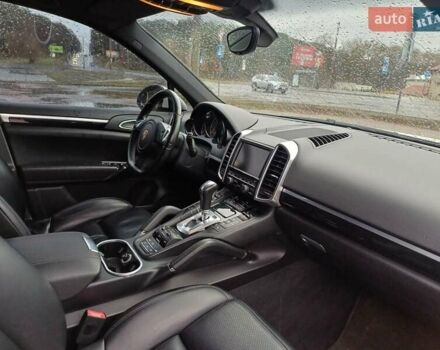 Белый Порше Каен, объемом двигателя 4.81 л и пробегом 168 тыс. км за 14000 $, фото 13 на Automoto.ua