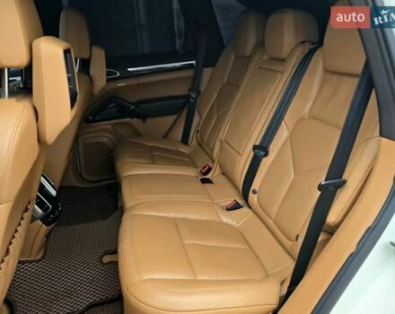 Білий Порше Cayenne, об'ємом двигуна 3 л та пробігом 225 тис. км за 16500 $, фото 22 на Automoto.ua