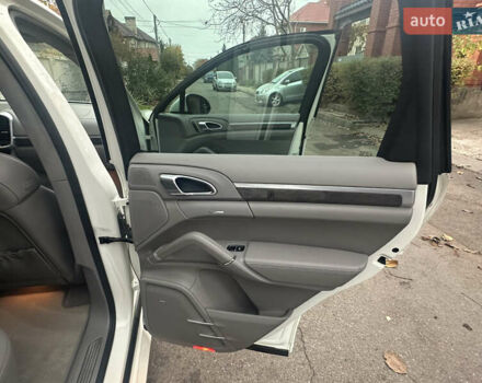 Білий Порше Cayenne, об'ємом двигуна 4.81 л та пробігом 194 тис. км за 21700 $, фото 28 на Automoto.ua