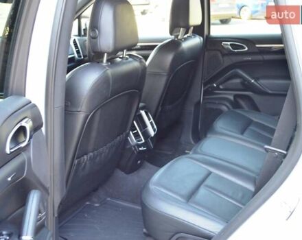 Білий Порше Cayenne, об'ємом двигуна 3 л та пробігом 122 тис. км за 23500 $, фото 49 на Automoto.ua