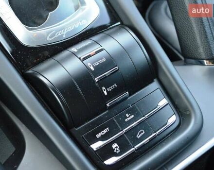 Білий Порше Cayenne, об'ємом двигуна 3 л та пробігом 122 тис. км за 23500 $, фото 42 на Automoto.ua