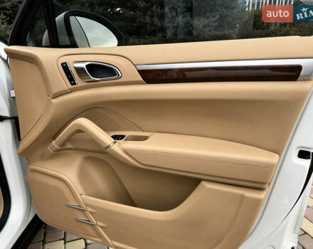 Белый Порше Каен, объемом двигателя 3.6 л и пробегом 175 тыс. км за 16700 $, фото 10 на Automoto.ua