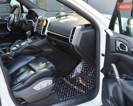 Білий Порше Cayenne, об'ємом двигуна 3 л та пробігом 122 тис. км за 23500 $, фото 44 на Automoto.ua