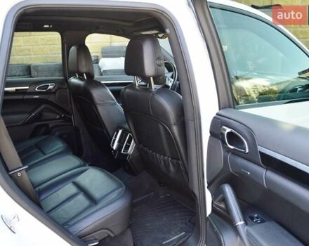 Білий Порше Cayenne, об'ємом двигуна 3 л та пробігом 122 тис. км за 23500 $, фото 47 на Automoto.ua