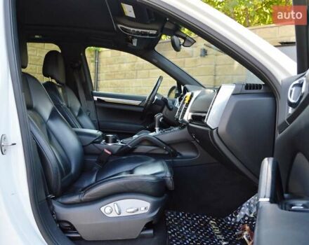 Білий Порше Cayenne, об'ємом двигуна 3 л та пробігом 122 тис. км за 23500 $, фото 45 на Automoto.ua