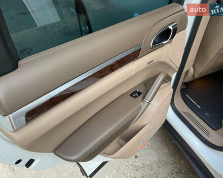 Белый Порше Каен, объемом двигателя 3 л и пробегом 190 тыс. км за 23000 $, фото 13 на Automoto.ua