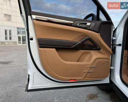 Белый Порше Каен, объемом двигателя 4.81 л и пробегом 133 тыс. км за 22000 $, фото 4 на Automoto.ua