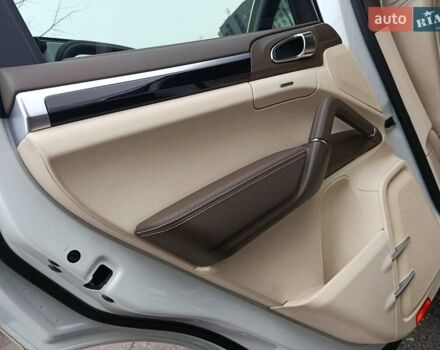 Белый Порше Каен, объемом двигателя 3.6 л и пробегом 193 тыс. км за 24500 $, фото 19 на Automoto.ua