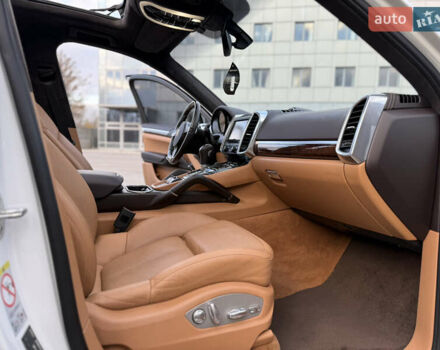 Белый Порше Каен, объемом двигателя 4.81 л и пробегом 133 тыс. км за 22000 $, фото 14 на Automoto.ua