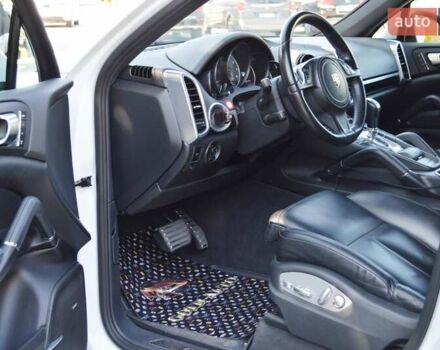 Білий Порше Cayenne, об'ємом двигуна 3 л та пробігом 122 тис. км за 23500 $, фото 20 на Automoto.ua