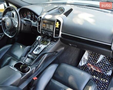 Білий Порше Cayenne, об'ємом двигуна 3 л та пробігом 122 тис. км за 23500 $, фото 46 на Automoto.ua