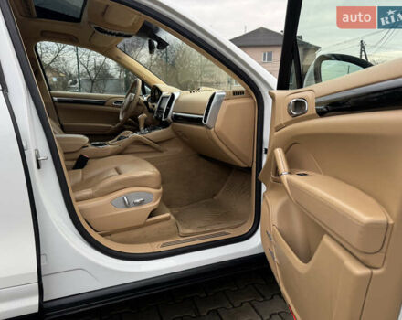 Белый Порше Каен, объемом двигателя 3 л и пробегом 136 тыс. км за 19900 $, фото 49 на Automoto.ua