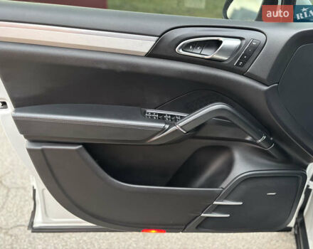 Білий Порше Cayenne, об'ємом двигуна 4.8 л та пробігом 81 тис. км за 20900 $, фото 7 на Automoto.ua