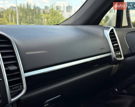 Білий Порше Cayenne, об'ємом двигуна 2.97 л та пробігом 190 тис. км за 24000 $, фото 38 на Automoto.ua