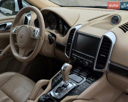 Белый Порше Каен, объемом двигателя 3 л и пробегом 136 тыс. км за 19900 $, фото 47 на Automoto.ua