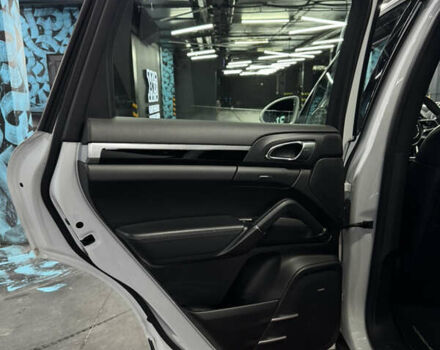 Белый Порше Каен, объемом двигателя 3.6 л и пробегом 130 тыс. км за 27500 $, фото 26 на Automoto.ua