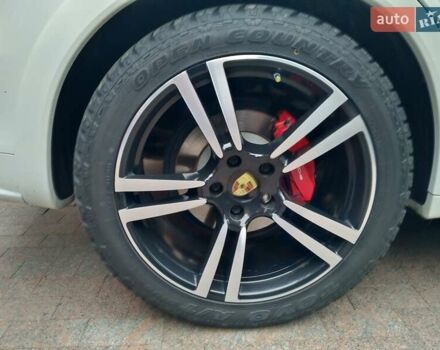 Белый Порше Каен, объемом двигателя 4.81 л и пробегом 62 тыс. км за 34500 $, фото 3 на Automoto.ua