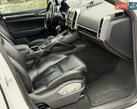 Белый Порше Каен, объемом двигателя 3 л и пробегом 195 тыс. км за 28700 $, фото 57 на Automoto.ua