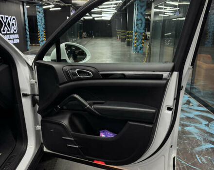 Белый Порше Каен, объемом двигателя 3.6 л и пробегом 130 тыс. км за 27500 $, фото 64 на Automoto.ua
