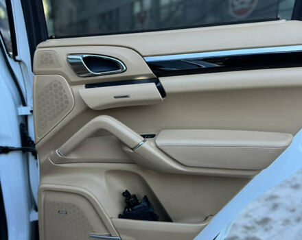 Белый Порше Каен, объемом двигателя 3.6 л и пробегом 190 тыс. км за 23500 $, фото 18 на Automoto.ua