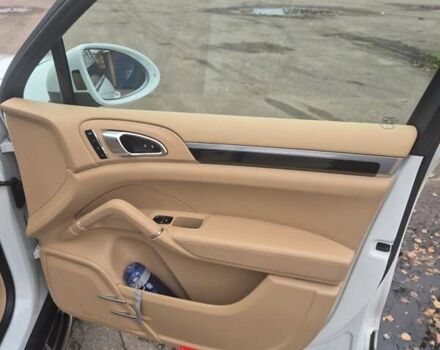 Белый Порше Каен, объемом двигателя 3 л и пробегом 155 тыс. км за 32000 $, фото 25 на Automoto.ua