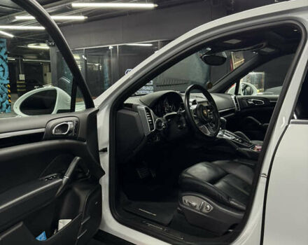 Белый Порше Каен, объемом двигателя 3.6 л и пробегом 130 тыс. км за 27500 $, фото 37 на Automoto.ua