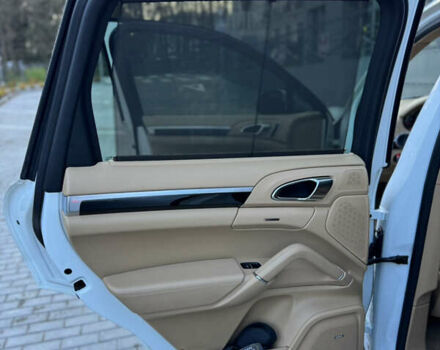 Белый Порше Каен, объемом двигателя 3.6 л и пробегом 190 тыс. км за 23500 $, фото 24 на Automoto.ua