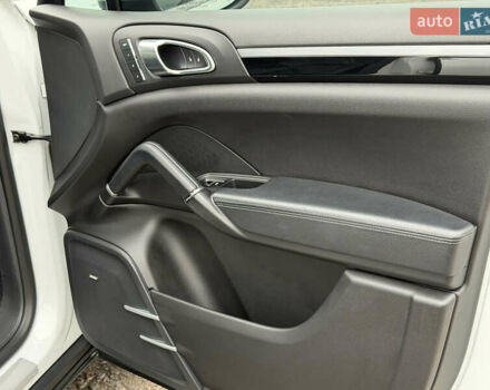 Белый Порше Каен, объемом двигателя 3 л и пробегом 195 тыс. км за 28700 $, фото 25 на Automoto.ua