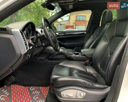 Білий Порше Cayenne, об'ємом двигуна 3 л та пробігом 192 тис. км за 23999 $, фото 23 на Automoto.ua