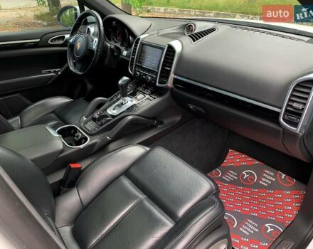 Білий Порше Cayenne, об'ємом двигуна 3 л та пробігом 192 тис. км за 23999 $, фото 32 на Automoto.ua