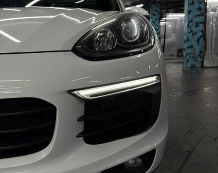Белый Порше Каен, объемом двигателя 3.6 л и пробегом 130 тыс. км за 27500 $, фото 8 на Automoto.ua